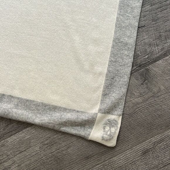 Skull cashmere baby blanket 100% pure cashmere ivory gray new with tag - Picture 4 of 9